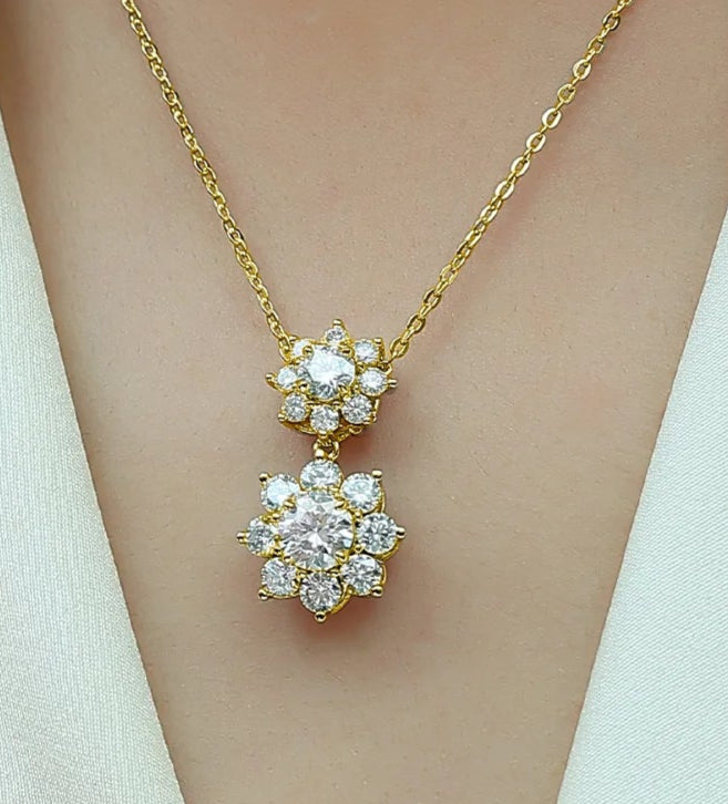 Colar com pingente de moissanite floral duplo de 3,6 quilates – prata S925 banhada a ouro 18K, elegância em flor, perfeito para momentos preciados