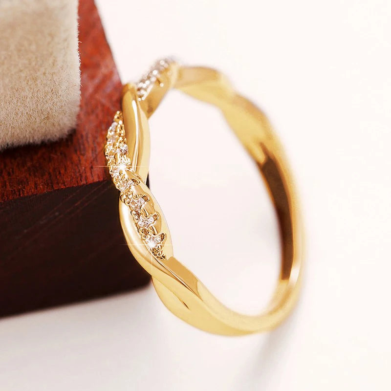 Huitan anéis de torção clássicos e simples para mulheres, 3 cores de metal, acessórios requintados para dedos femininos, uso diário, joias versáteis