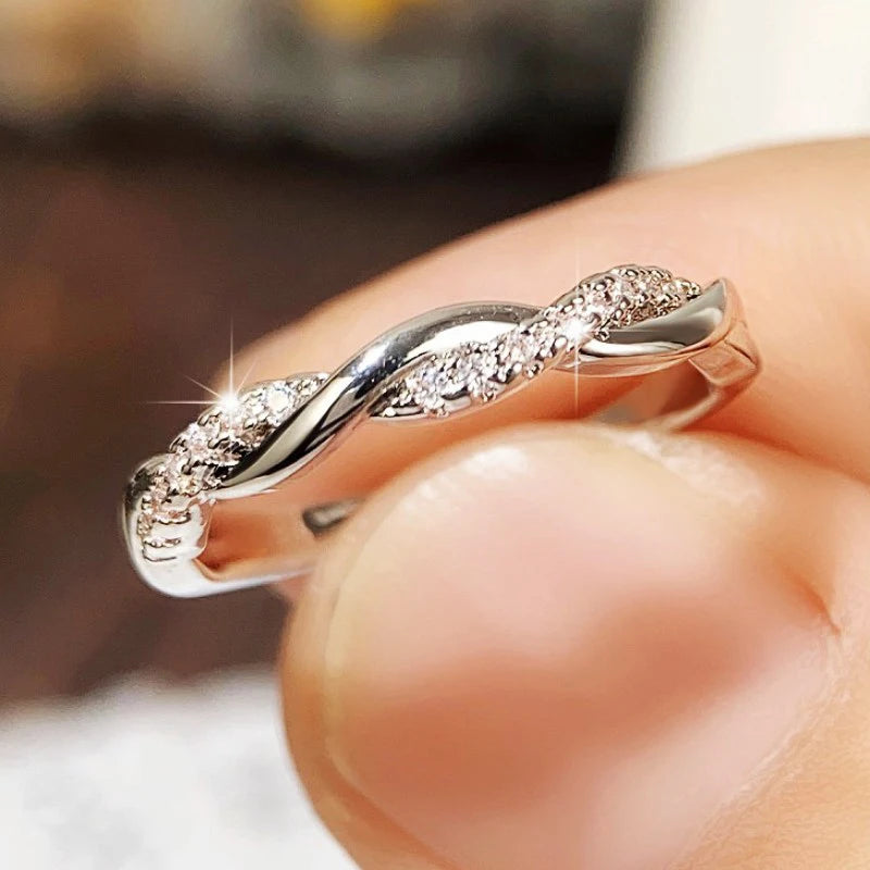 Huitan anéis de torção clássicos e simples para mulheres, 3 cores de metal, acessórios requintados para dedos femininos, uso diário, joias versáteis