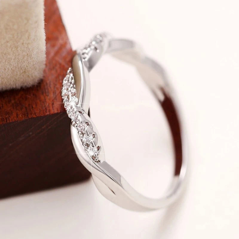 Huitan anéis de torção clássicos e simples para mulheres, 3 cores de metal, acessórios requintados para dedos femininos, uso diário, joias versáteis