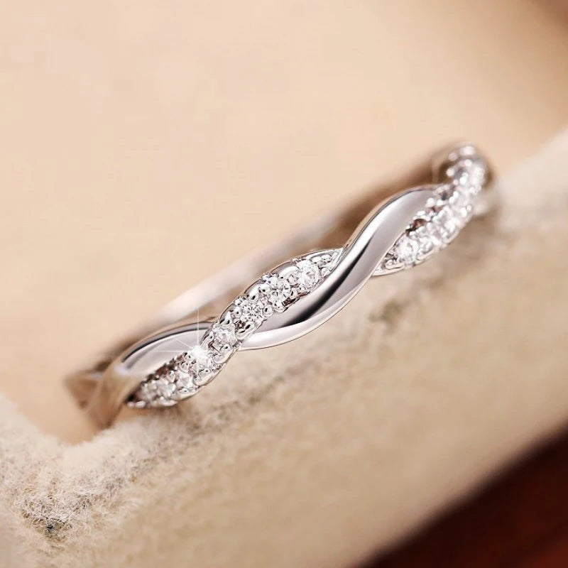 Huitan anéis de torção clássicos e simples para mulheres, 3 cores de metal, acessórios requintados para dedos femininos, uso diário, joias versáteis