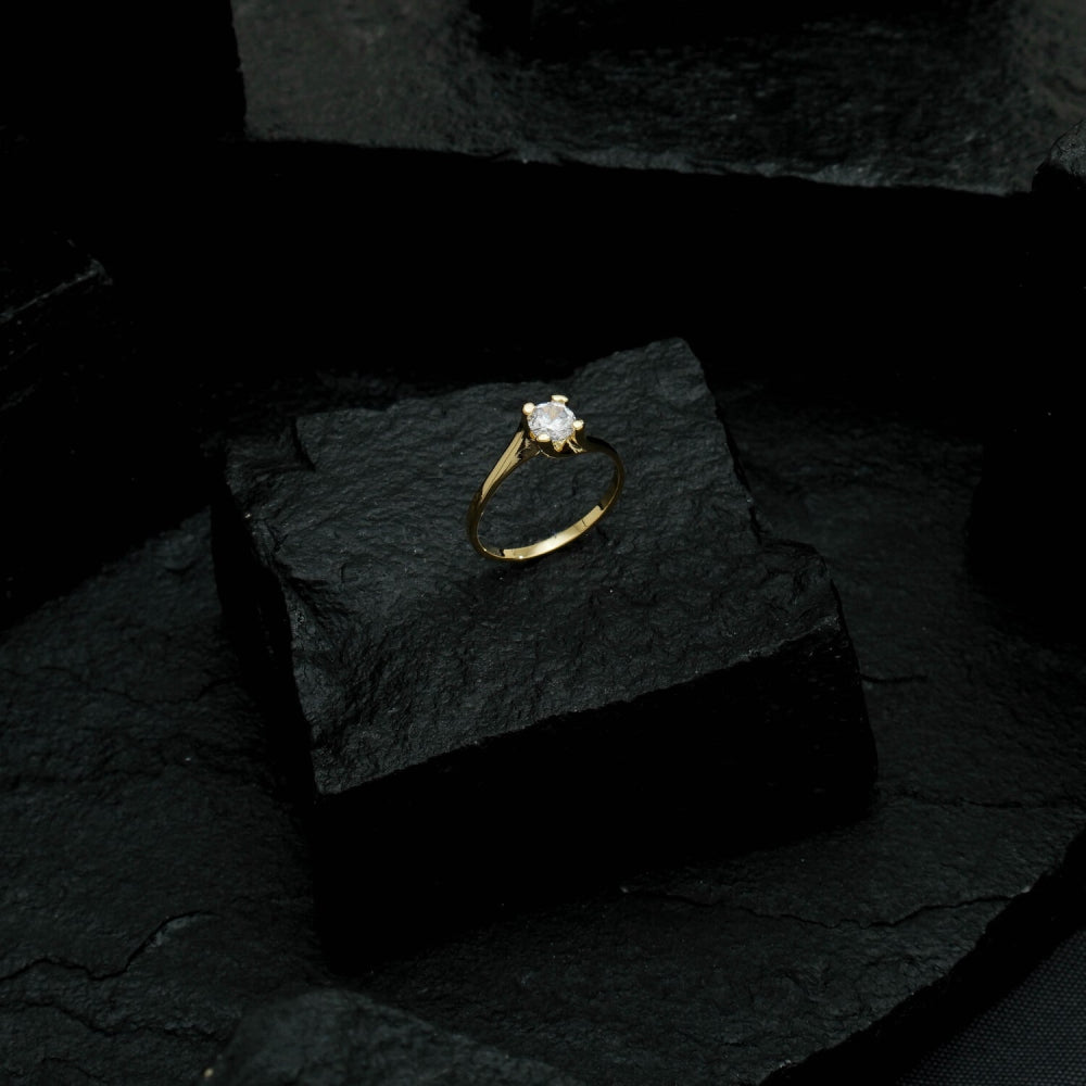Anel Dourado Solitário com Pedra de Zircônia Pequena - Galeria