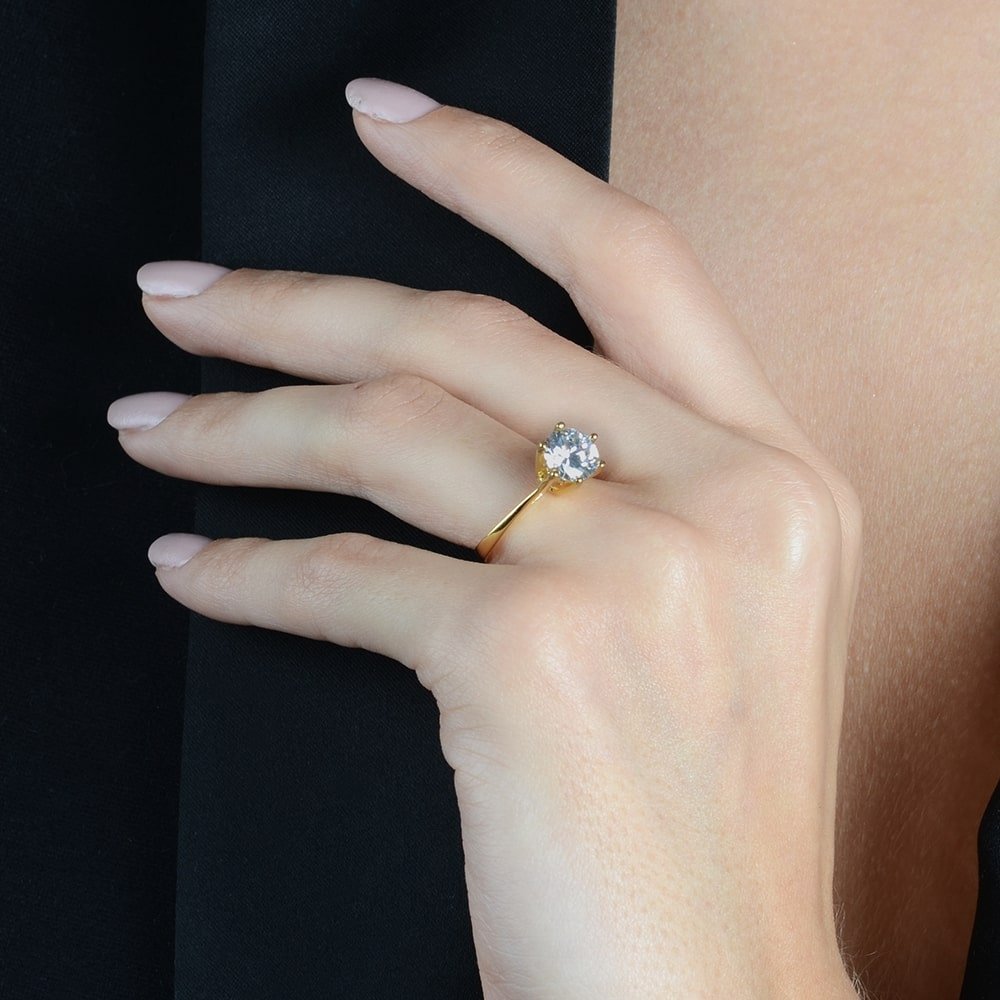 Anel Dourado Solitário com Pedra de Zircônia - Galeria